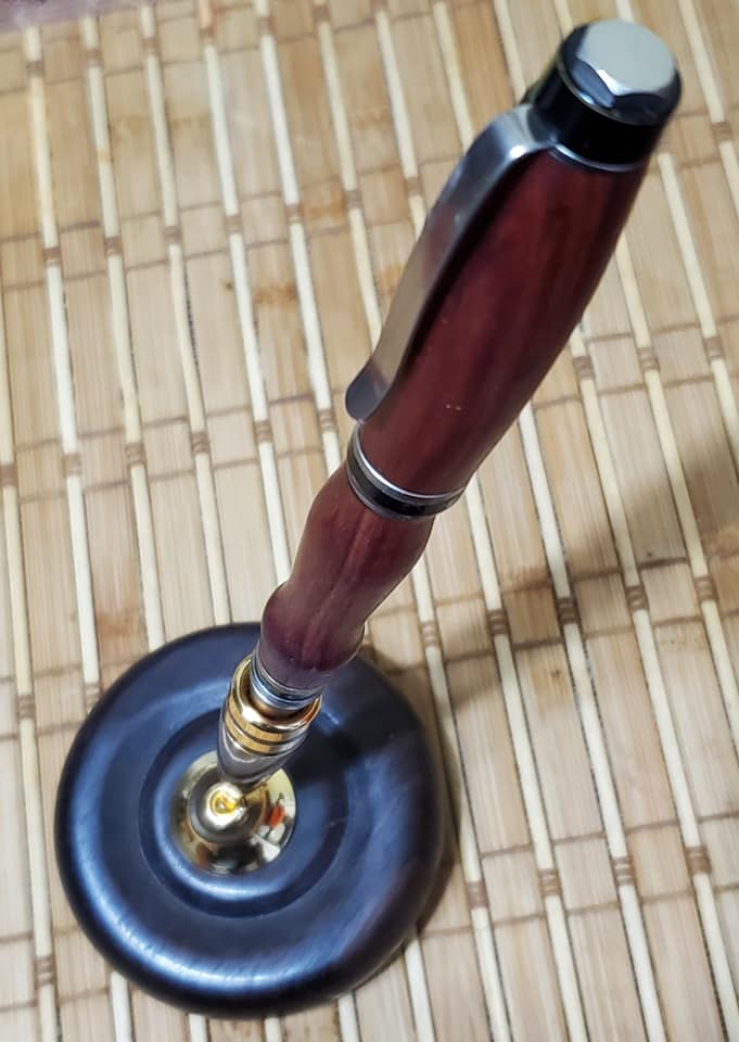 Stylo sur socle en ébène